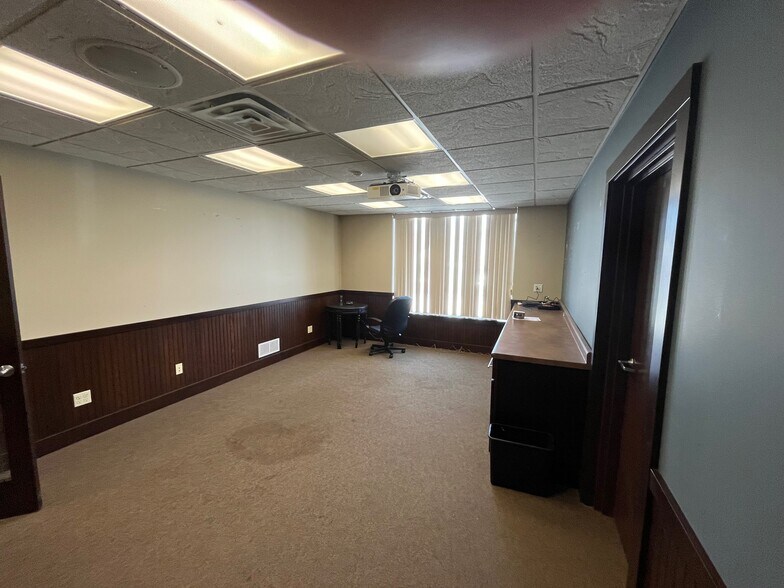 1608 Firestone Ln, Valparaiso, IN for lease - Interior Photo - Image 3 of 6