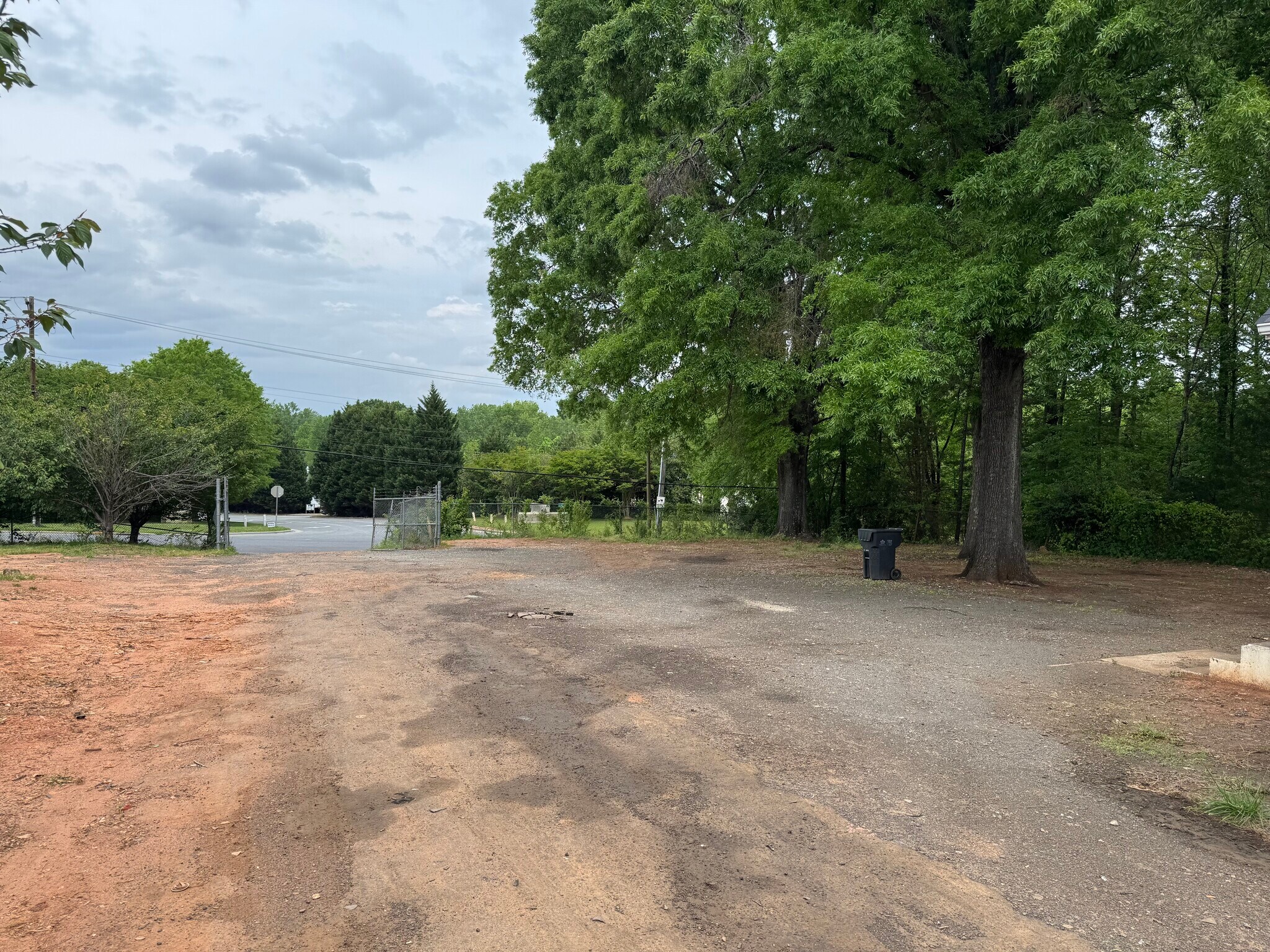 1300 N Hoskins Rd, Charlotte, NC for lease Primary Photo- Image 1 of 4