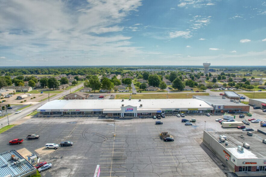 2432 Grand Ave, Carthage, MO 64836