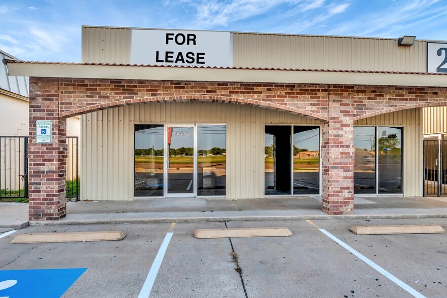 2604 E Mockingbird Ln, Victoria, TX for lease - Primary Photo - Image 1 of 16