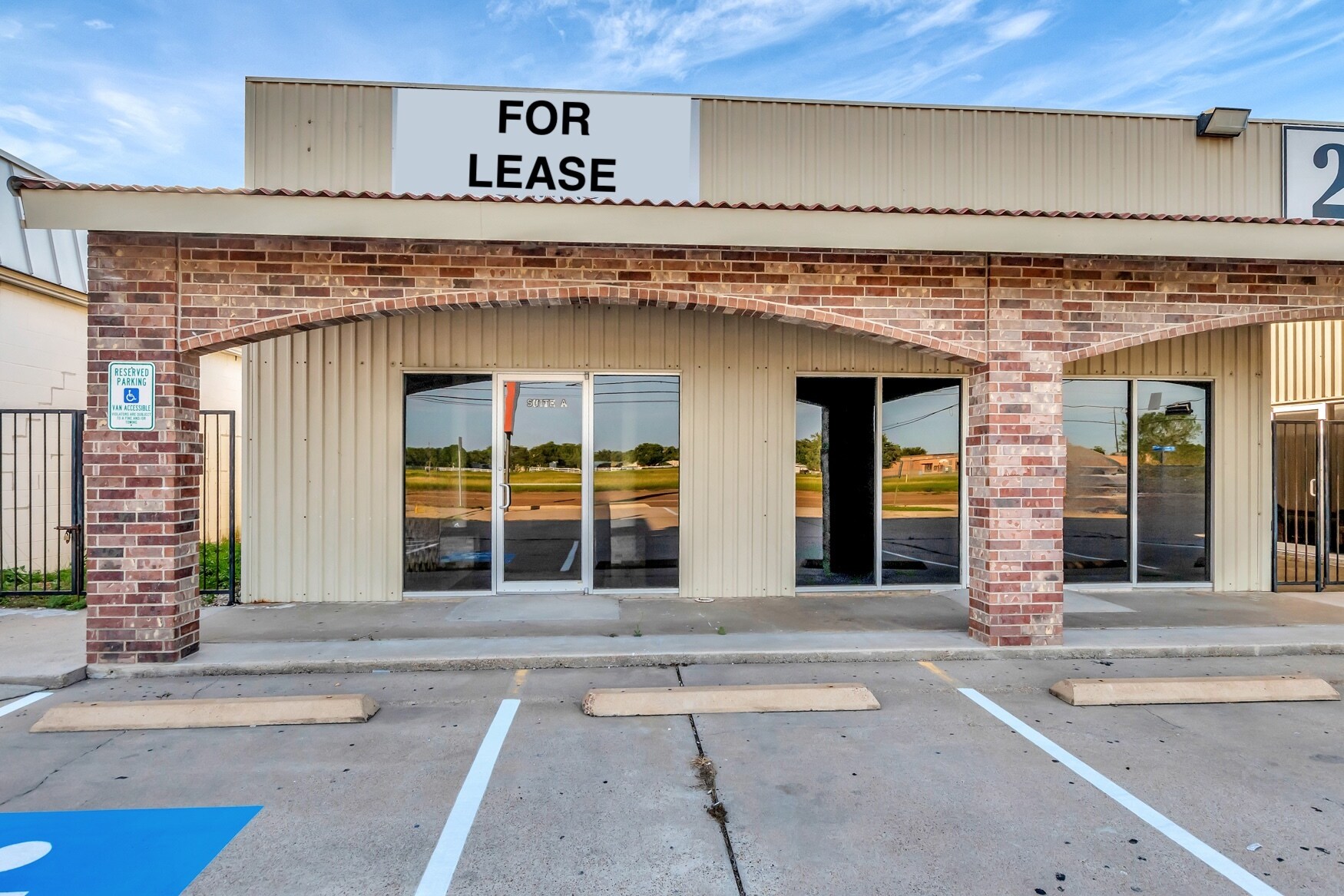 2604 E Mockingbird Ln, Victoria, TX for lease Primary Photo- Image 1 of 17