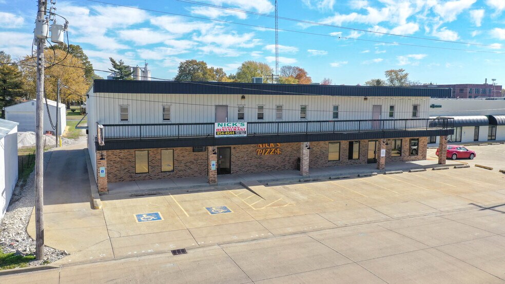 201 McCausland St, Carlinville, IL for sale - Building Photo - Image 2 of 36