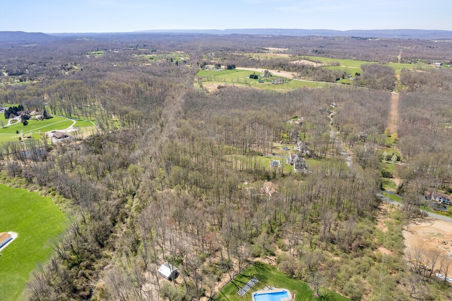 17 Woodfield Rd, Green Township, NJ 07821