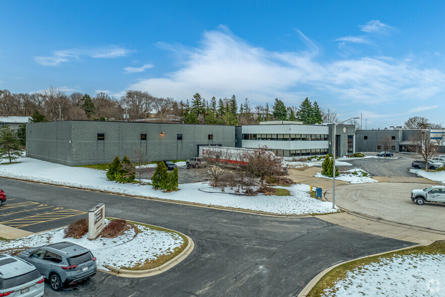 1711 Paramount Ct, Waukesha, WI for lease - Primary Photo - Image 1 of 5