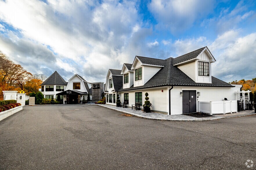 445 E Main St, Centerport, NY for sale - Primary Photo - Image 1 of 1