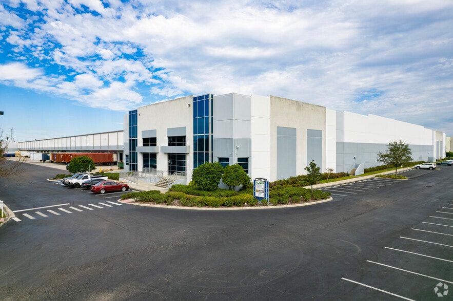 4406 Madison Industrial Ln, Tampa, FL for lease - Primary Photo - Image 1 of 9