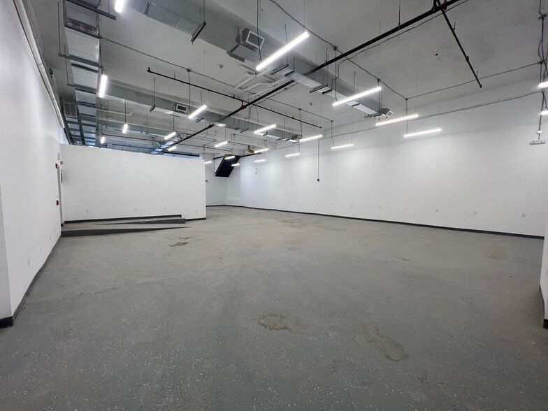 872 Bergen Ave, Jersey City, NJ for lease - Interior Photo - Image 2 of 10