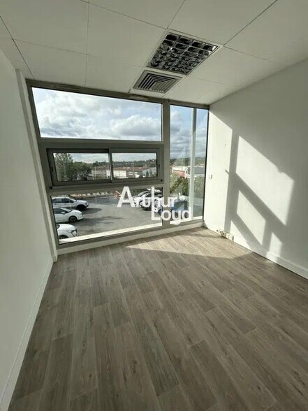 Office in Saint-Raphaël for lease - Interior Photo - Image 3 of 5