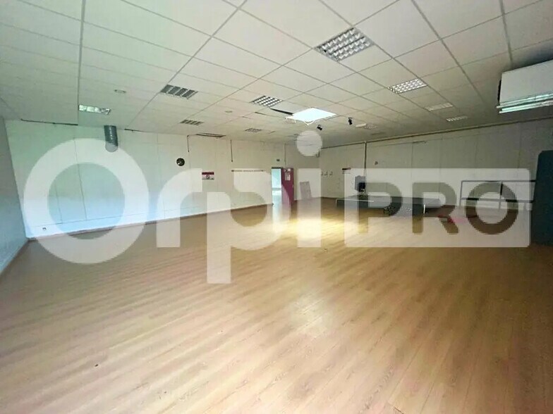 Retail in Varennes-sur-Seine for sale - Building Photo - Image 2 of 6