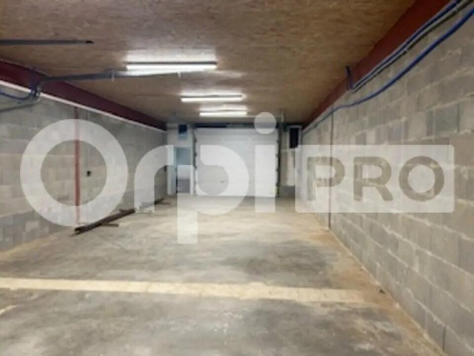 Flex in Porte des Pierres Dorées for lease Building Photo- Image 1 of 6