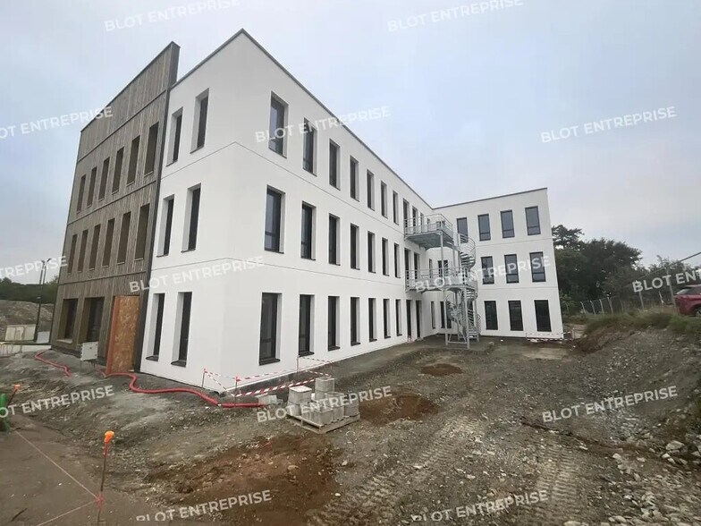 Office in Ploërmel for lease - Building Photo - Image 1 of 7