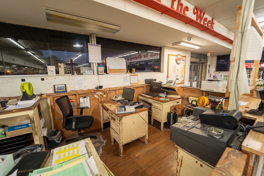 1302 E Crestwood Dr, Victoria, TX for sale - Building Photo - Image 3 of 77