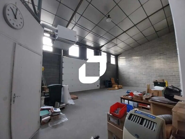 Flex in Jouars-Pontchartrain for lease - Interior Photo - Image 3 of 9