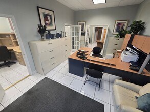 2031 NW 22nd St, Pompano Beach, FL for lease Interior Photo- Image 1 of 10