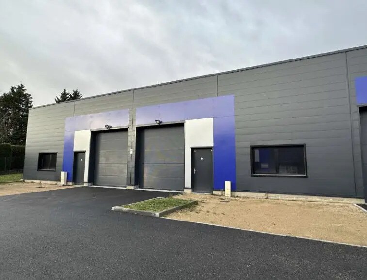 Industrial in Pommiers for lease - Building Photo - Image 1 of 1