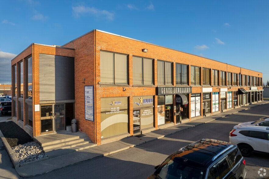 4501-4517 Chesswood Dr, Toronto, ON for lease - Building Photo - Image 3 of 5