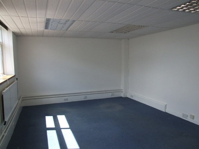 Alma Rd, Reigate for lease - Interior Photo - Image 2 of 7