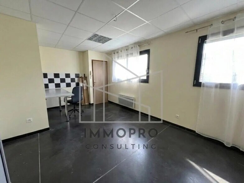 Flex in Évreux for lease - Interior Photo - Image 2 of 4