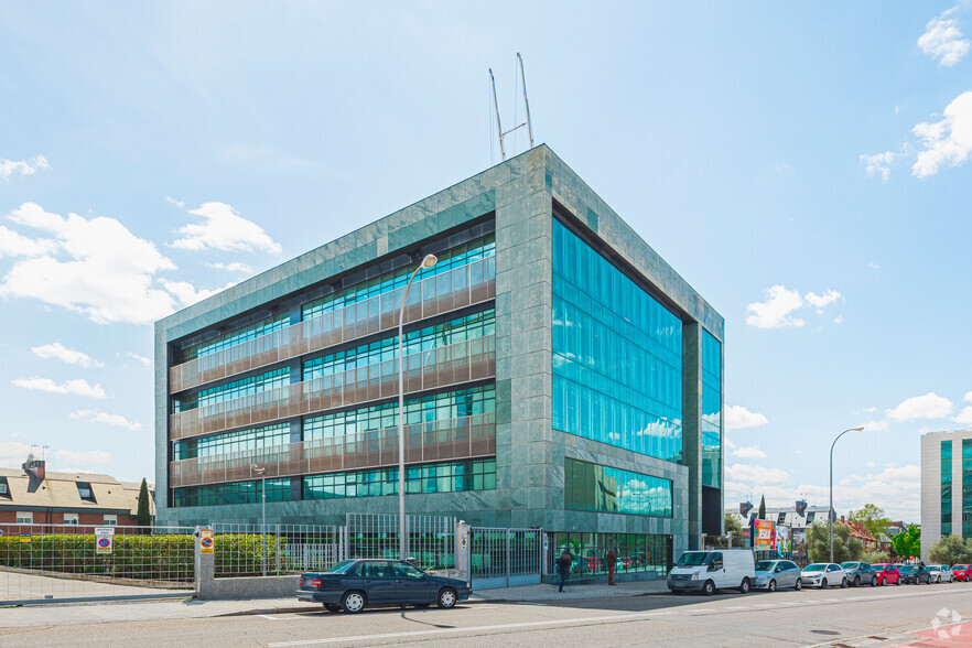 Calle De Juan Ignacio Luca De Tena, 6, Madrid, Madrid for lease - Primary Photo - Image 1 of 6