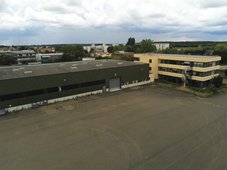 Flex in Rambouillet for sale - Building Photo - Image 2 of 16