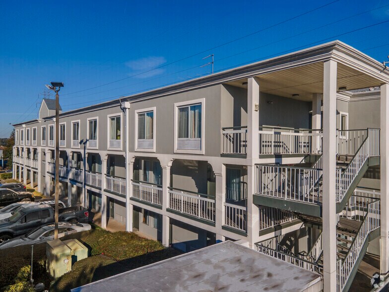 6650 Bay Cir, Peachtree Corners, GA for sale - Building Photo - Image 2 of 9