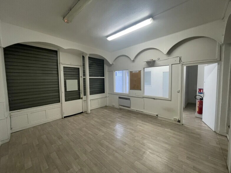 Retail in Paris for lease - Interior Photo - Image 3 of 9