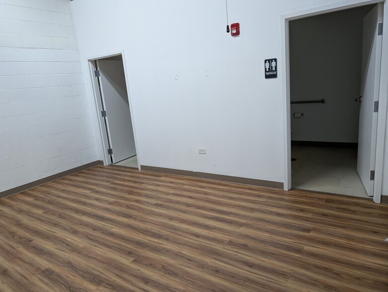 1957 Quincy Ct, Glendale Heights, IL for lease - Building Photo - Image 3 of 7