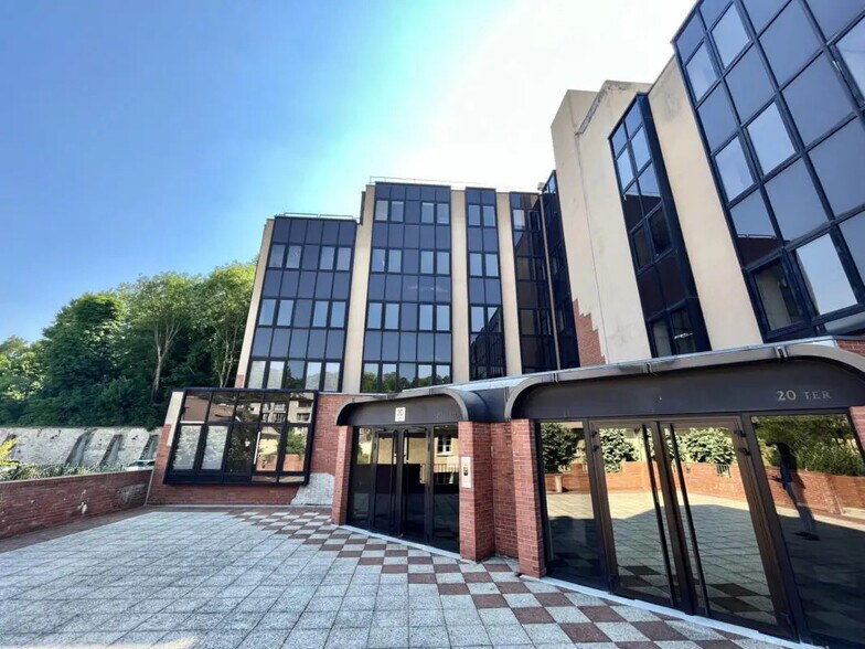 Office in Saint-Germain-en-Laye for lease - Building Photo - Image 1 of 18