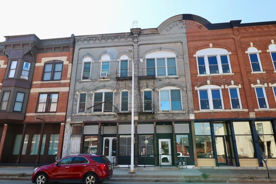 1735 Central Ave, Dubuque, IA for sale - Primary Photo - Image 1 of 22