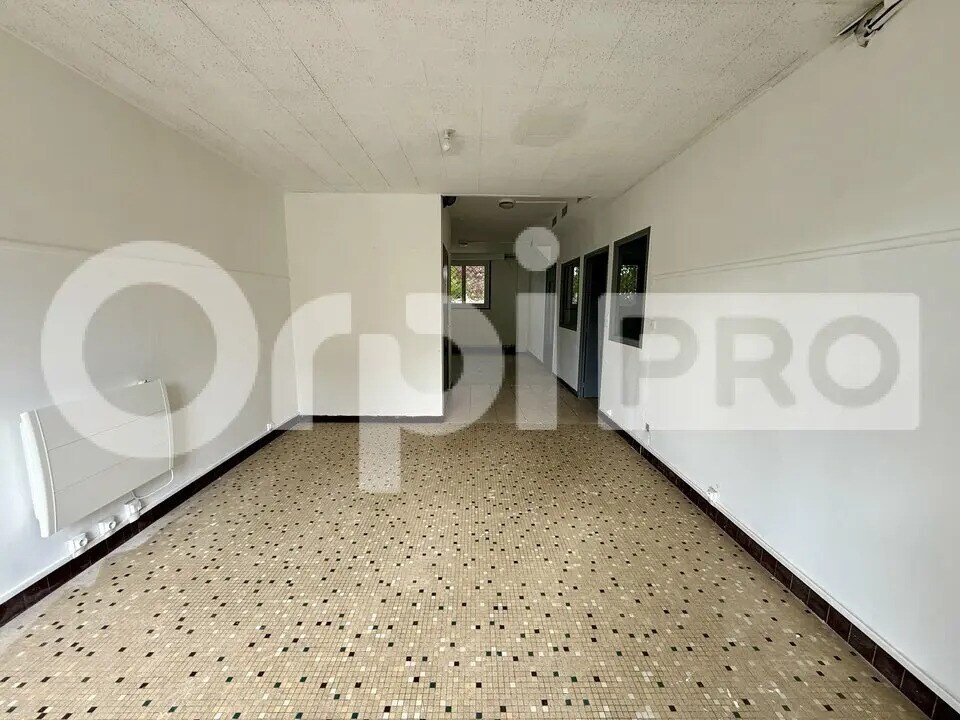 Retail in Le Havre for lease Interior Photo- Image 1 of 6