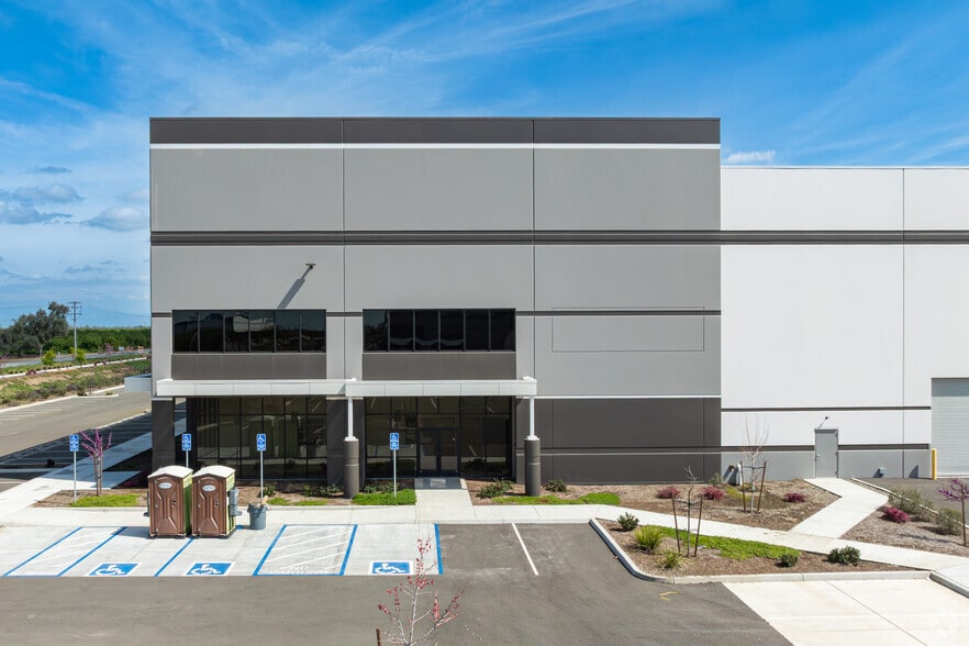 7825 W Riggin Rd, Visalia, CA for lease - Building Photo - Image 2 of 7