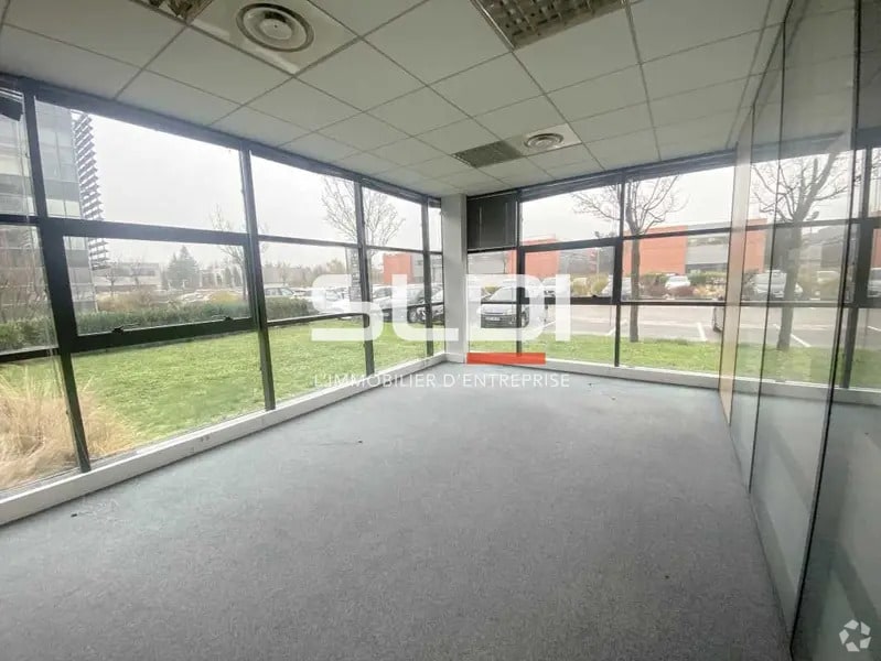 117 Allée Des Parcs, Saint-Priest for lease Interior Photo- Image 1 of 6