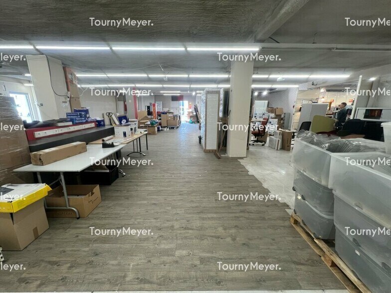 Retail in Lescar for lease - Interior Photo - Image 2 of 3