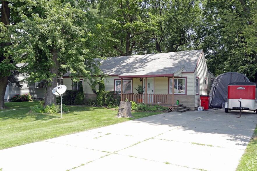 27177 Crocker Blvd, Harrison Township, MI 48045