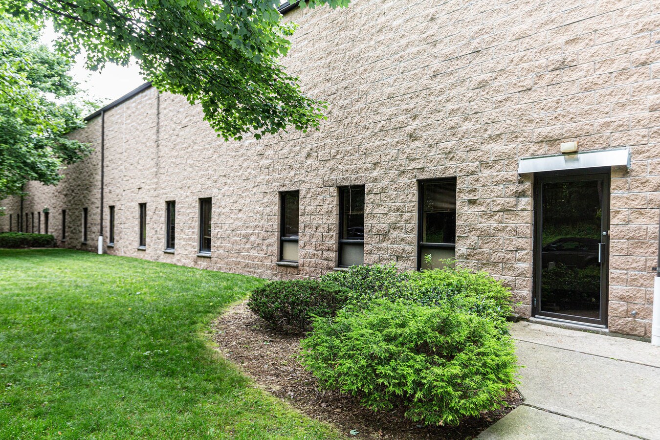 825 Windham Ct N, Wyckoff, NJ 07481