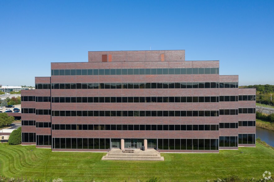 999 Oakmont Plaza Dr, Westmont, IL for lease - Building Photo - Image 1 of 16