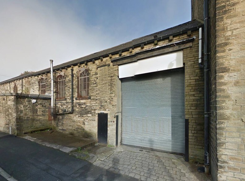 Battison Rd, Halifax, HX1 4AE