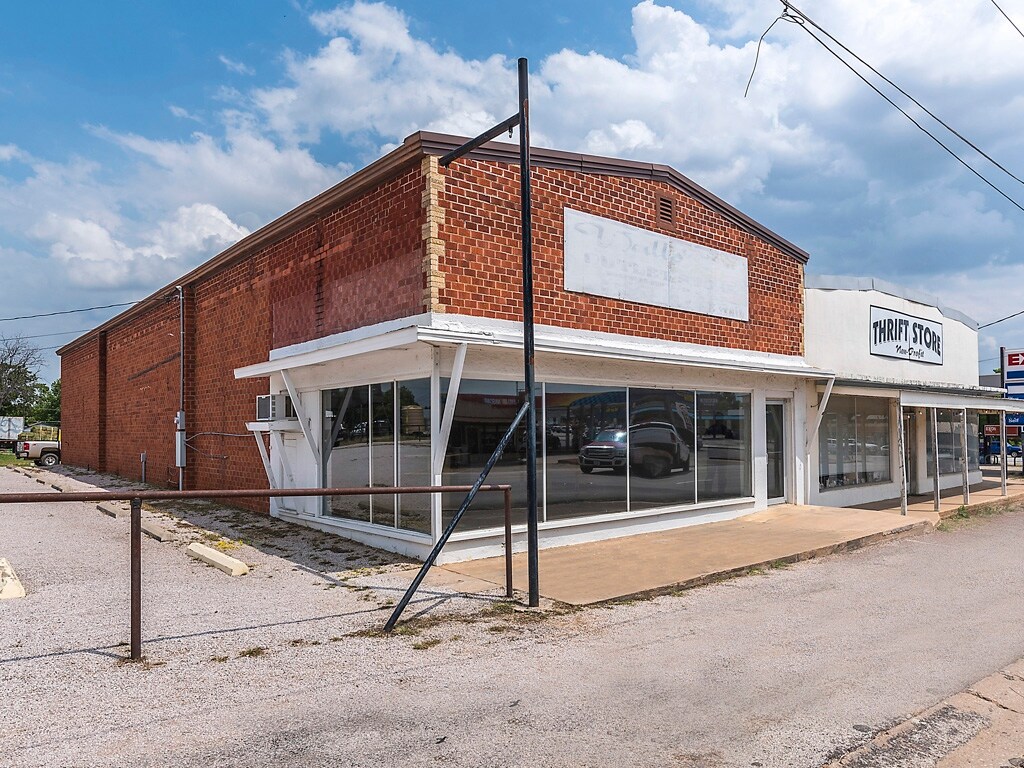 904 Bessemer Ave, Llano, TX for sale Primary Photo- Image 1 of 1