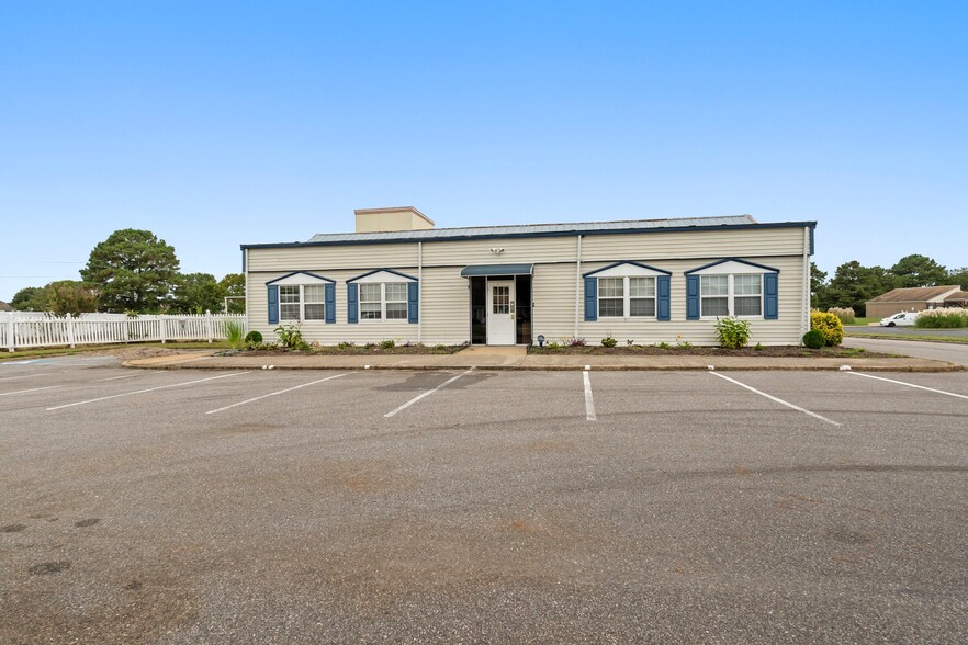 1305 Windmill Point Cres, Virginia Beach, VA for sale - Building Photo - Image 1 of 87