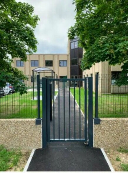 Office in Cergy for lease - Building Photo - Image 2 of 15