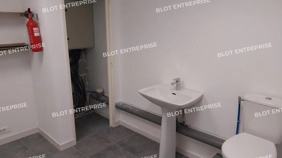 Flex in Saint-Alban for lease - Interior Photo - Image 2 of 3