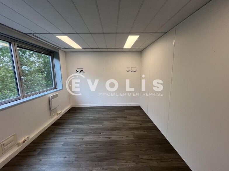 Office in Noisy-le-Grand for lease - Interior Photo - Image 2 of 8