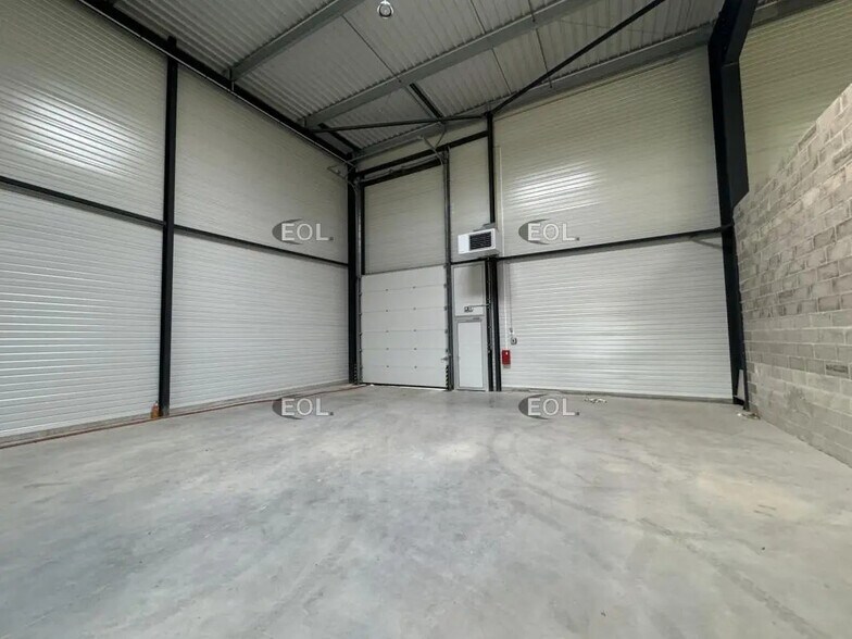 Flex in Villebon-sur-Yvette for lease - Interior Photo - Image 3 of 7