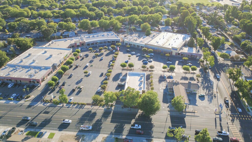 2001-2055 Tully Rd, Modesto, CA for lease - Building Photo - Image 2 of 10