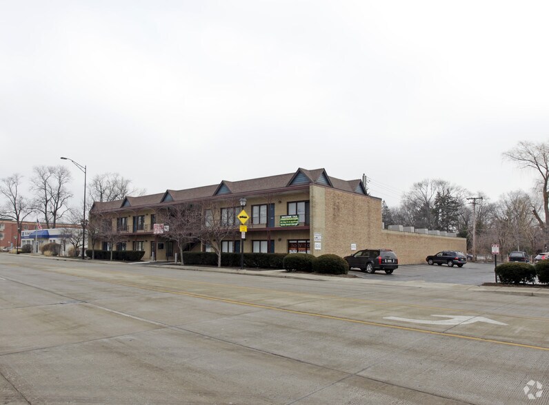 381 N York Rd, Elmhurst, IL for lease - Building Photo - Image 3 of 19