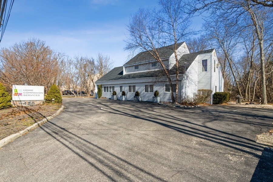 425 Old Town Rd, Port Jefferson Station, NY for sale Primary Photo- Image 1 of 1