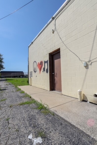 1348-1390 E Bristol Rd, Burton, MI for lease - Interior Photo - Image 1 of 1