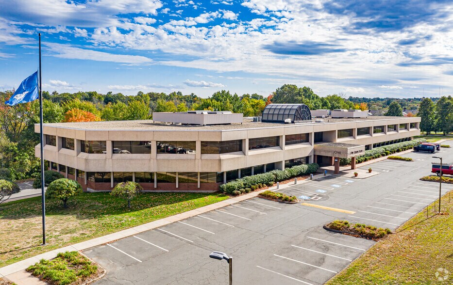 1 Farm Glen Blvd, Farmington, CT for lease - Primary Photo - Image 1 of 4