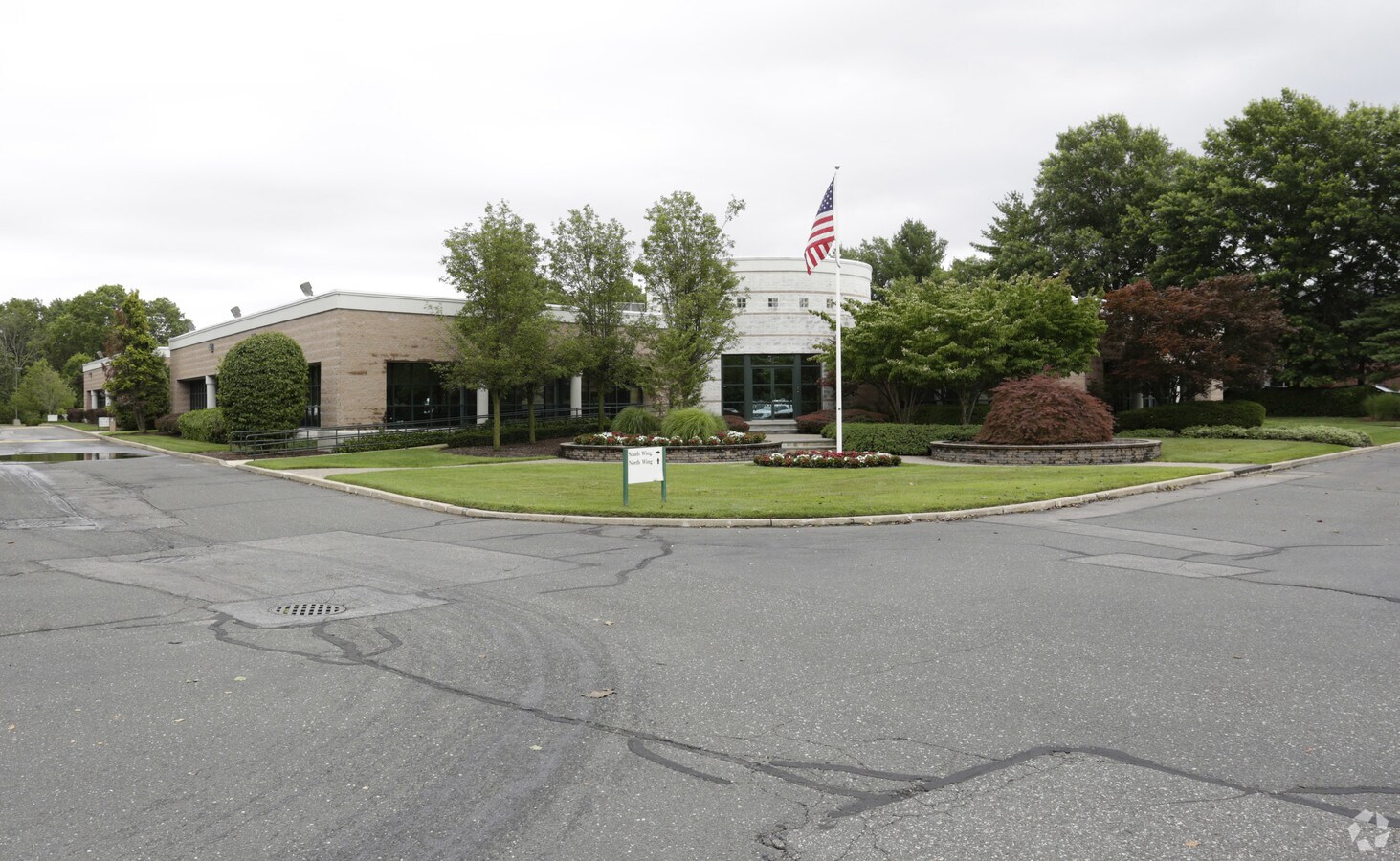 225 Old Country Rd, Melville, NY 11747