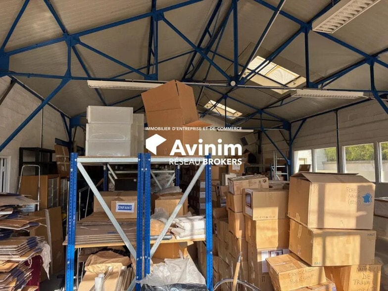 Flex in Montreuil for lease - Interior Photo - Image 3 of 5